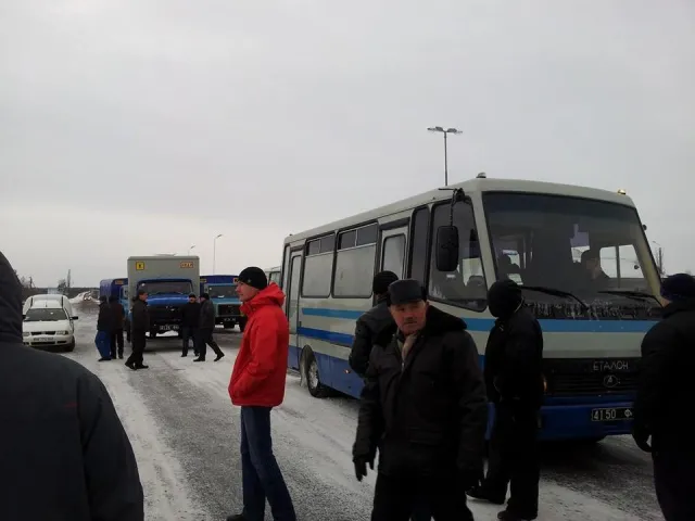 Активісти не пускають «Беркут» у Київ: мирно переходять дорогу і гуляють на трасі — фото 1
