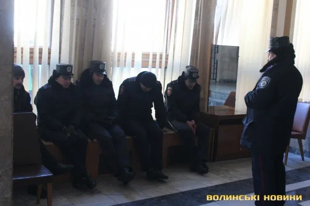 Облдержадміністрацію охороняли підрозділи «Беркут» та «Сокіл» (Фоторепортаж) — фото 6