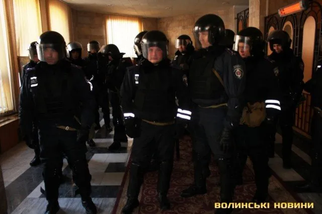 Облдержадміністрацію охороняли підрозділи «Беркут» та «Сокіл» (Фоторепортаж) — фото 9