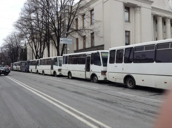 Під Кабмін під'їхала військова техніка, - ЗМІ — фото 1