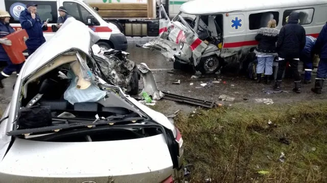 На шаленій швидкості «Lexus» врізався в швидку: 2 загиблих. — фото 1
