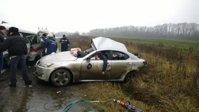 На шаленій швидкості «Lexus» врізався в швидку: 2 загиблих. — фото 4