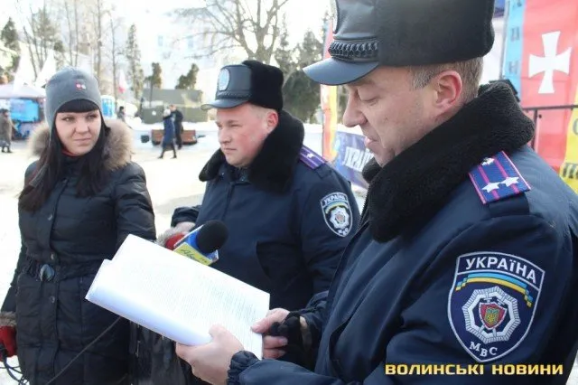 Міліціонери намагалися затримати лучан за наклейки проти регіоналів (Фоторепортаж) + (Відео) — фото 1