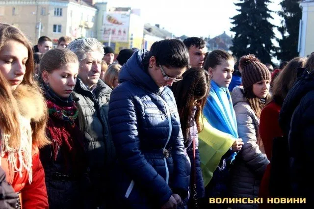 Лучани зібралися на Театральному майдані щоб помолилися за тих, хто загинув на Майдані у Києві (Фоторепортаж) — фото 1