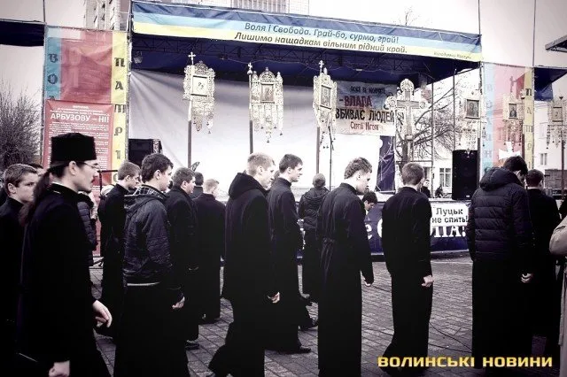 Лучани зібралися на Театральному майдані щоб помолилися за тих, хто загинув на Майдані у Києві (Фоторепортаж) — фото 2