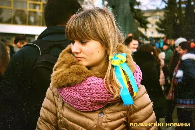 Лучани зібралися на Театральному майдані щоб помолилися за тих, хто загинув на Майдані у Києві (Фоторепортаж) — фото 3