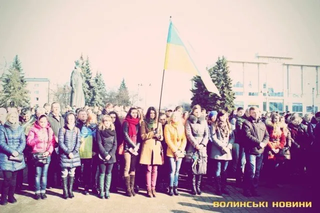 Лучани зібралися на Театральному майдані щоб помолилися за тих, хто загинув на Майдані у Києві (Фоторепортаж) — фото 5
