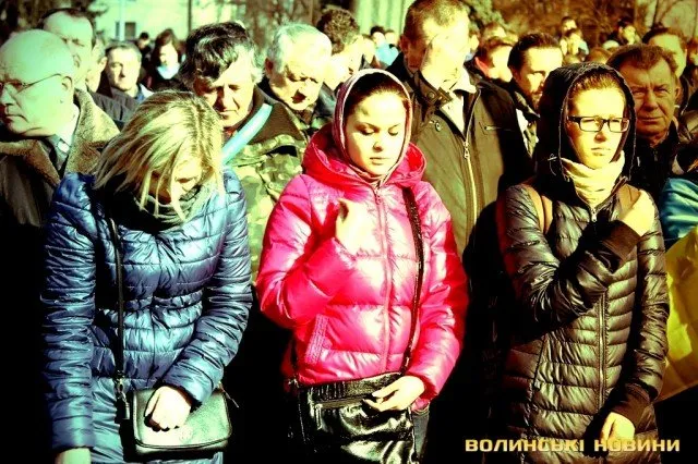 Лучани зібралися на Театральному майдані щоб помолилися за тих, хто загинув на Майдані у Києві (Фоторепортаж) — фото 6