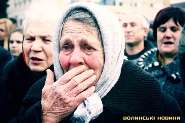 Лучани зібралися на Театральному майдані щоб помолилися за тих, хто загинув на Майдані у Києві (Фоторепортаж) — фото 8