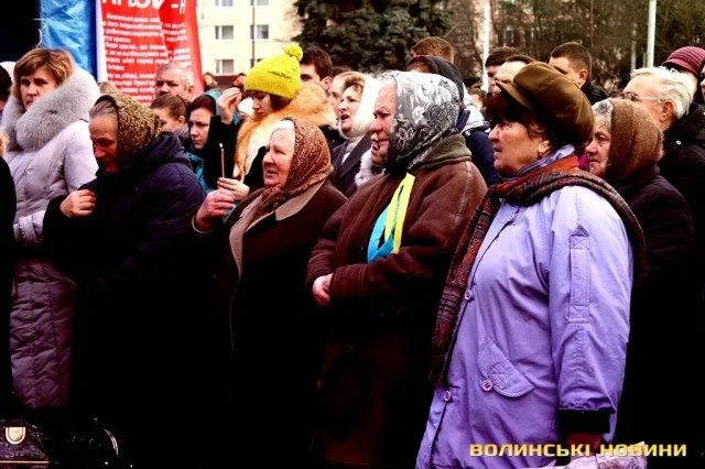 Лучани зібралися на Театральному майдані щоб помолилися за тих, хто загинув на Майдані у Києві (Фоторепортаж) — фото 9