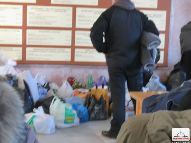 Лучани передають харчі, одяг та медикаменти на Київ (Фоторепортаж) — фото 4