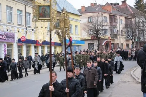 Понад тисяча лучан прийшли на Меморіальний комплекс Вічної Слави (Фоторепортаж) — фото 1
