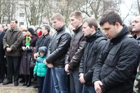 Понад тисяча лучан прийшли на Меморіальний комплекс Вічної Слави (Фоторепортаж) — фото 5