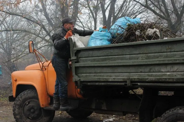 Сьогодні відбувається санітарно-екологічний день на вулиці Замковій (Фоторепортаж) — фото 3