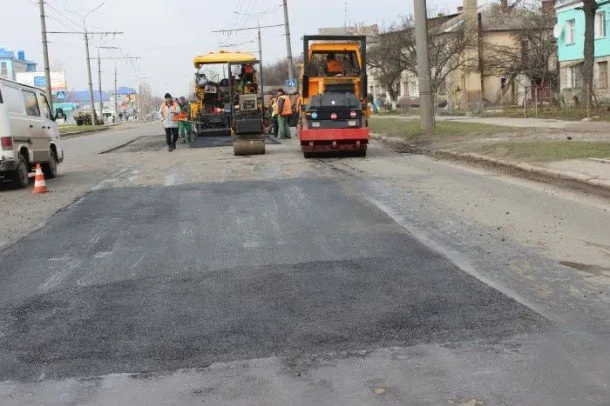 Сьогодні працівники ТзОВ «Луцькавтодор-сервіс» укладають  асфальт (Фоторепортаж) — фото 1