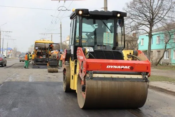 Сьогодні працівники ТзОВ «Луцькавтодор-сервіс» укладають  асфальт (Фоторепортаж) — фото 2