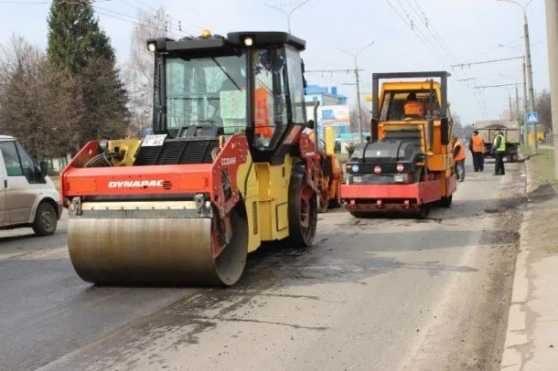 Сьогодні працівники ТзОВ «Луцькавтодор-сервіс» укладають  асфальт (Фоторепортаж) — фото 3