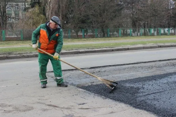 Сьогодні працівники ТзОВ «Луцькавтодор-сервіс» укладають  асфальт (Фоторепортаж) — фото 6