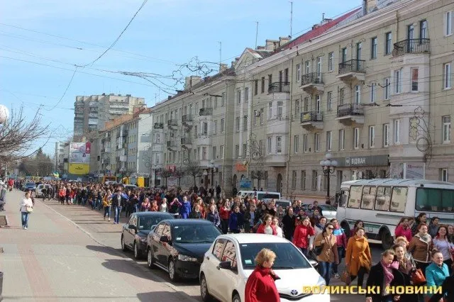 Декілька тисяч студентів луцьких навчальних закладів зібрались на центральній площі міста на віче миру (Фоторепортаж) — фото 1