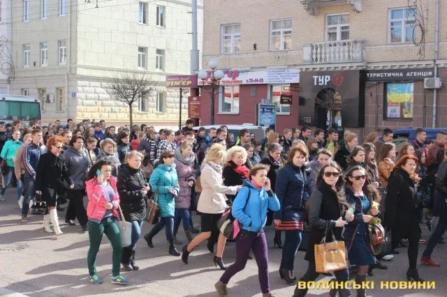Декілька тисяч студентів луцьких навчальних закладів зібрались на центральній площі міста на віче миру (Фоторепортаж) — фото 2