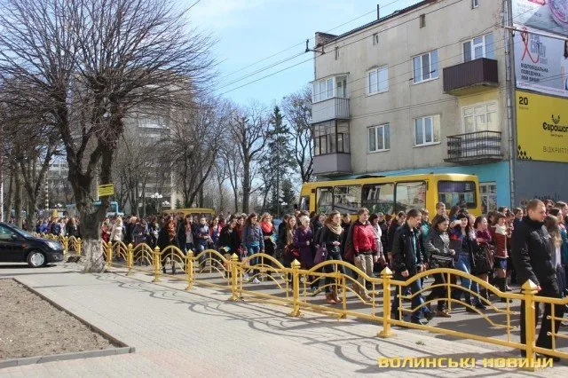 Декілька тисяч студентів луцьких навчальних закладів зібрались на центральній площі міста на віче миру (Фоторепортаж) — фото 5