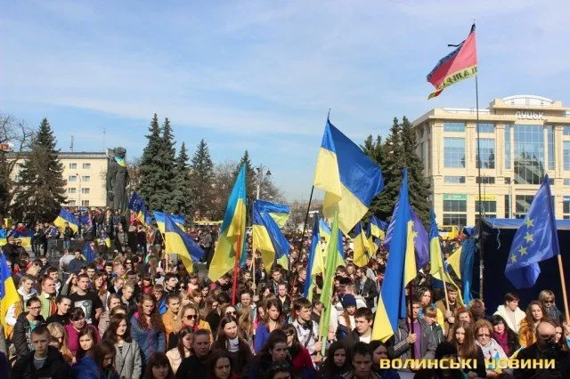 Декілька тисяч студентів луцьких навчальних закладів зібрались на центральній площі міста на віче миру (Фоторепортаж) — фото 6