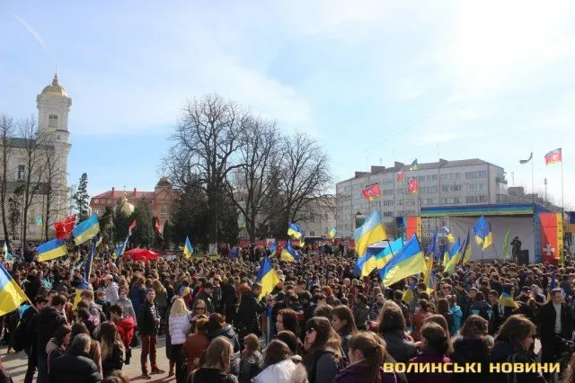Декілька тисяч студентів луцьких навчальних закладів зібрались на центральній площі міста на віче миру (Фоторепортаж) — фото 9