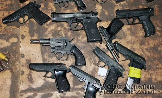 Щокварталу правоохоронці проводять акції знищення вилученої, добровільно зданої, знайденої зброї та боєприпасів (Фото) — фото 1