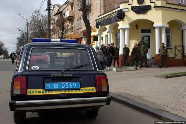 «Правий сектор» заблокував відділення «Сбербанку Росії» (Фоторепортаж) — фото 1