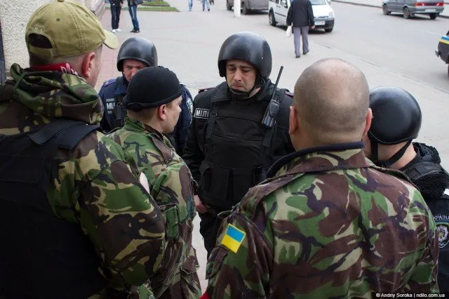 «Правий сектор» заблокував відділення «Сбербанку Росії» (Фоторепортаж) — фото 3