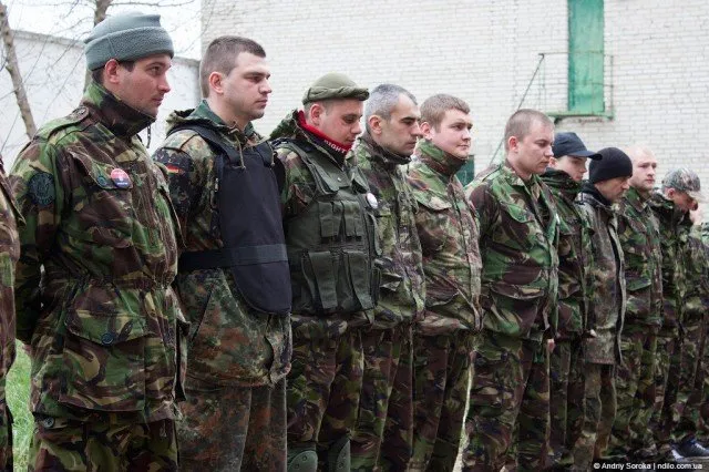 «Правий сектор» заблокував відділення «Сбербанку Росії» (Фоторепортаж) — фото 4