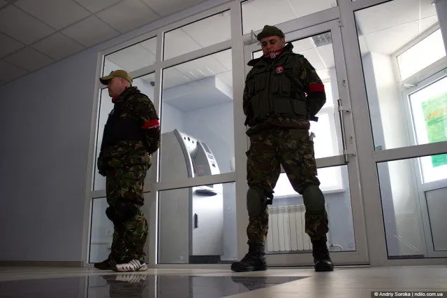 «Правий сектор» заблокував відділення «Сбербанку Росії» (Фоторепортаж) — фото 5