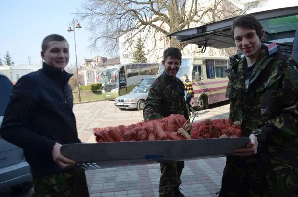 Фермери Волині зібрали харчі для бійців «Правого сектору», які охороняють кордон (Фоторепортаж) — фото 5
