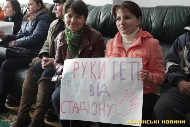 Люди прийшли у Луцьку міську ради з плакатами, щоб їх почули депутати (Фоторепортаж) — фото 2