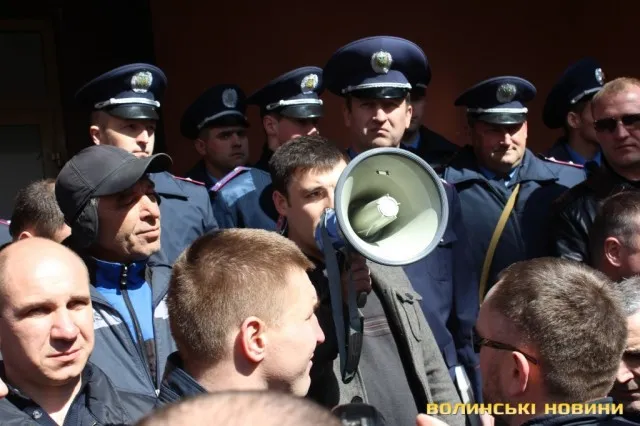 Декілька сотень лучан взяли участь у попереджувальній акції протесту під стінами УМВС (Фоторепортаж) + (Відео) — фото 1