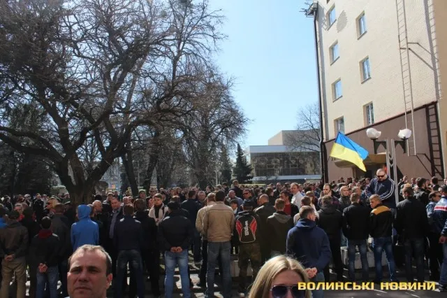Декілька сотень лучан взяли участь у попереджувальній акції протесту під стінами УМВС (Фоторепортаж) + (Відео) — фото 3