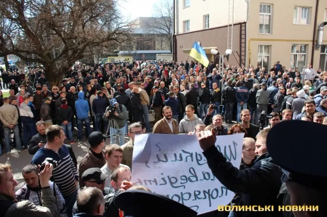 Декілька сотень лучан взяли участь у попереджувальній акції протесту під стінами УМВС (Фоторепортаж) + (Відео) — фото 4