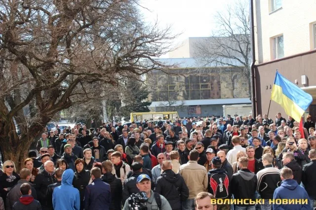 Декілька сотень лучан взяли участь у попереджувальній акції протесту під стінами УМВС (Фоторепортаж) + (Відео) — фото 5