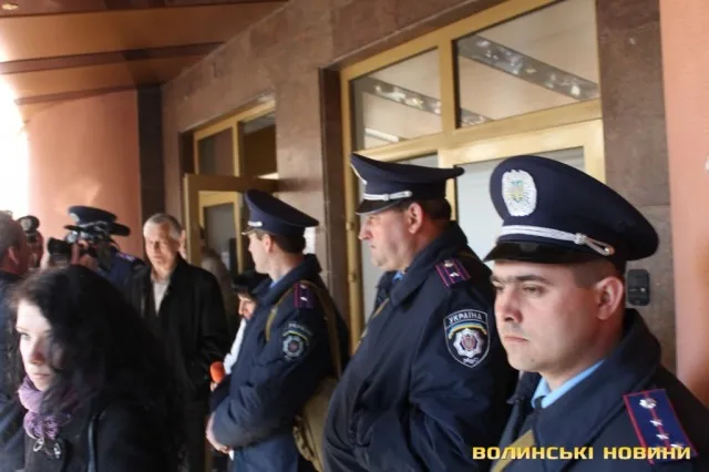 Декілька сотень лучан взяли участь у попереджувальній акції протесту під стінами УМВС (Фоторепортаж) + (Відео) — фото 6