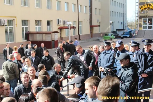 Декілька сотень лучан взяли участь у попереджувальній акції протесту під стінами УМВС (Фоторепортаж) + (Відео) — фото 7