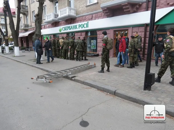 На Волині сьогодні пікетували відділення російських банків (Фоторепортаж) + (Відео) — фото 1