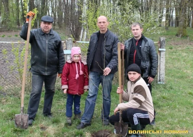 Алею на честь Героїв Небесної Сотні і Героїв Майдадну висадили у Ратному, що на Волині (Фоторепортаж) — фото 3