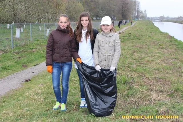 Алею на честь Героїв Небесної Сотні і Героїв Майдадну висадили у Ратному, що на Волині (Фоторепортаж) — фото 6