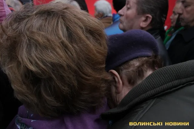 Пам'ять бійця спецпідрозділу «Альфа», вбитого сепаратистами у Слов'янську, лучани вшанували хвилиною мовчання (Фото) + (Відео) — фото 3