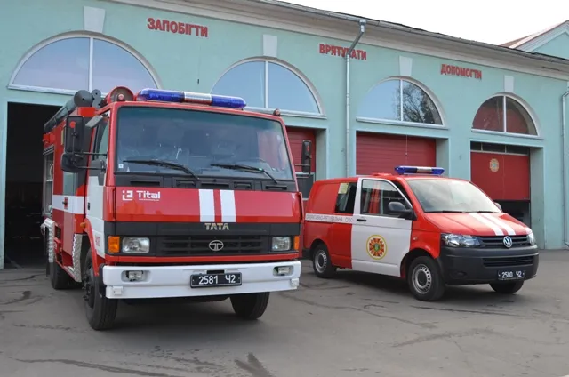 У Луцьку рятувальникам купили дві нові пожежні машини (Фоторепортаж) — фото 1