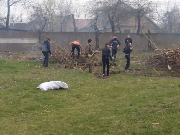 З футбольного поля вивезли два автомобілі сміття (Фото) — фото 3
