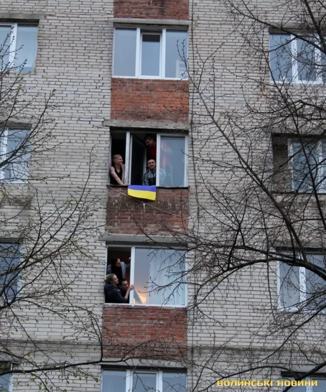 Студенти Луцького гуртожитку, виконали державний гімн України, на знак підтримки українських військових (Фото) + (Відео) — фото 1