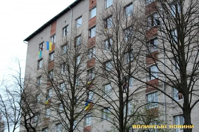 Студенти Луцького гуртожитку, виконали державний гімн України, на знак підтримки українських військових (Фото) + (Відео) — фото 4