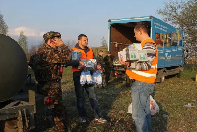 Волинським військовим привезли продукти харчування і навіть телевізор (Фоторепортаж) — фото 4