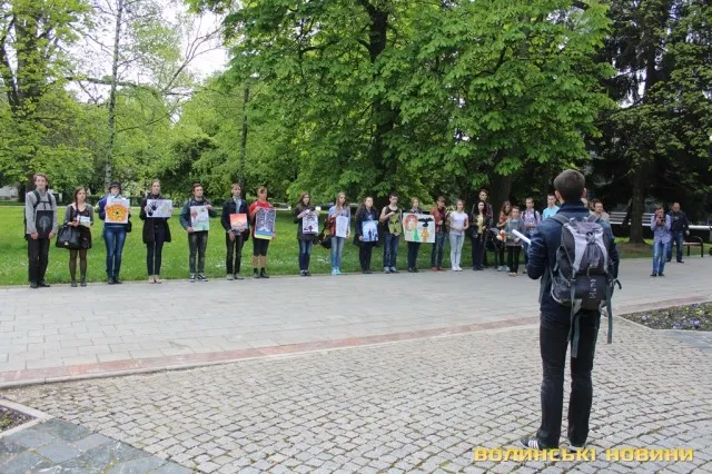Молодь Луцька влаштувала флеш-моб під назвою «Жива галерея» (Фоторепортаж) — фото 7